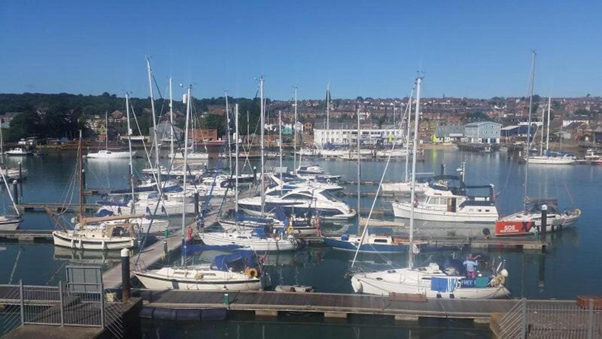 Marina View South Facing Balcony Sunny Apartment East Cowes Exterior photo